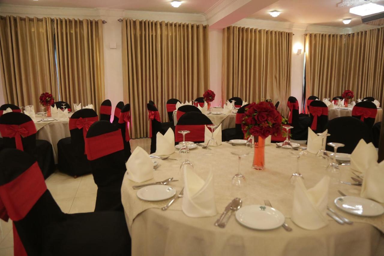 The Royal Mall Kandy Exterior foto